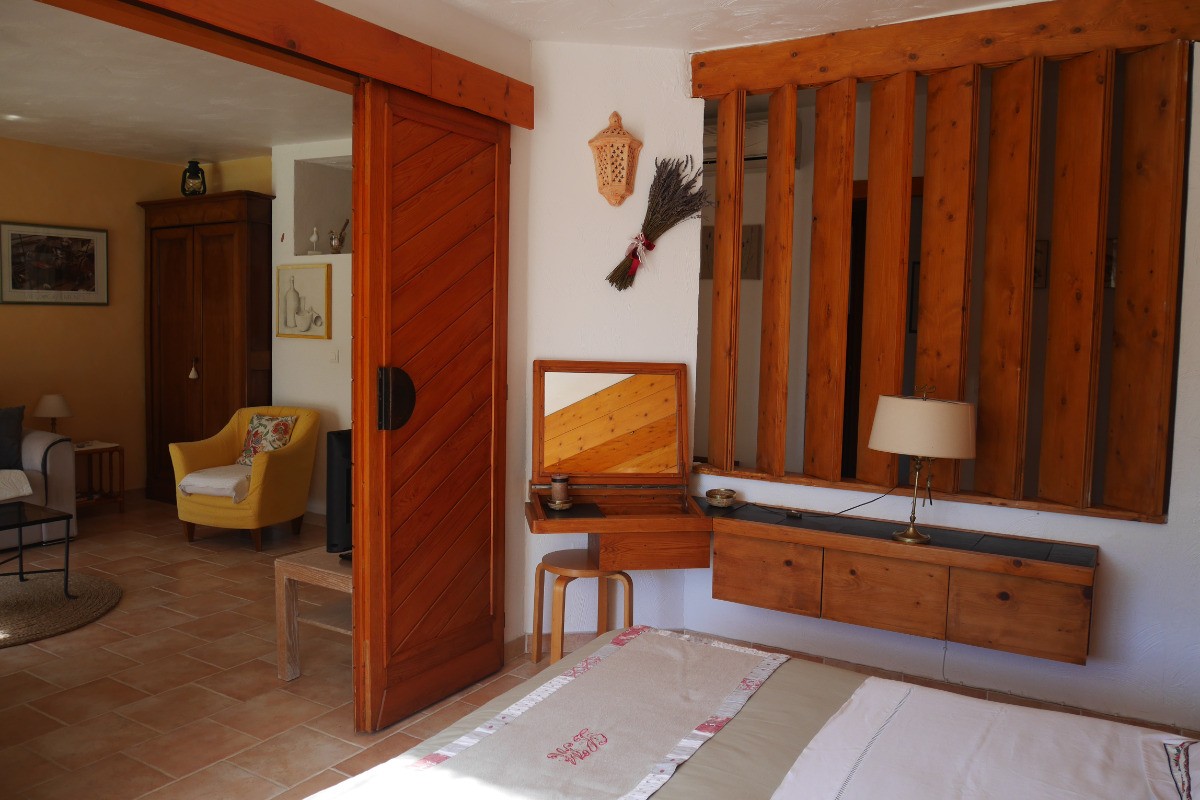 Dans la chambre...