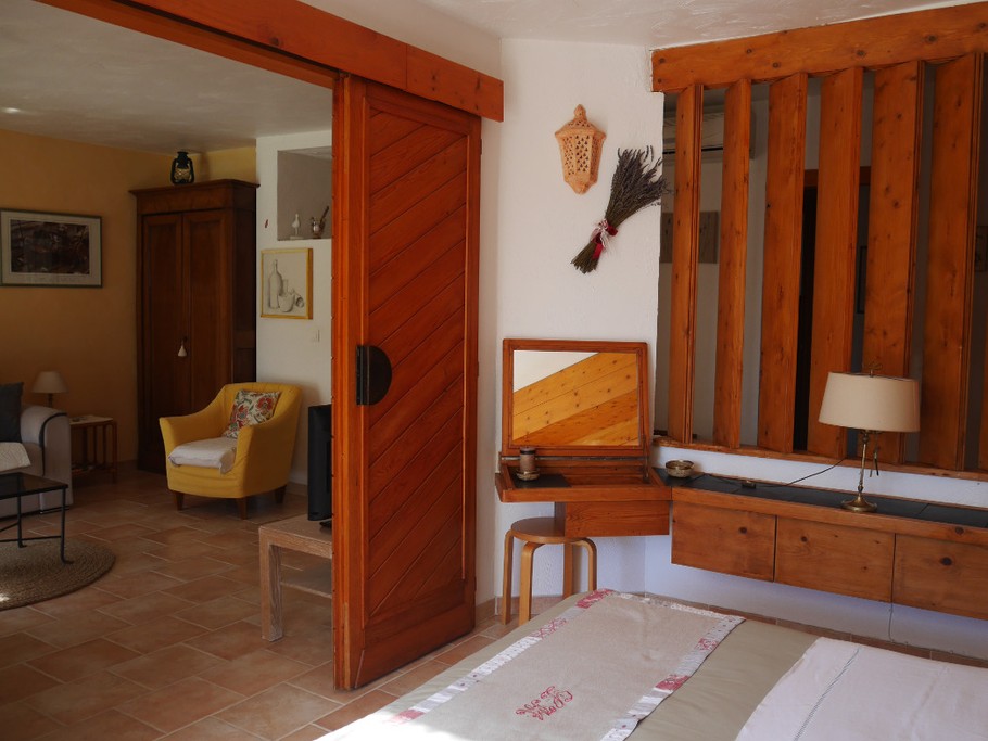 Dans la chambre...