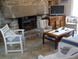 Salon avec TV et cheminée