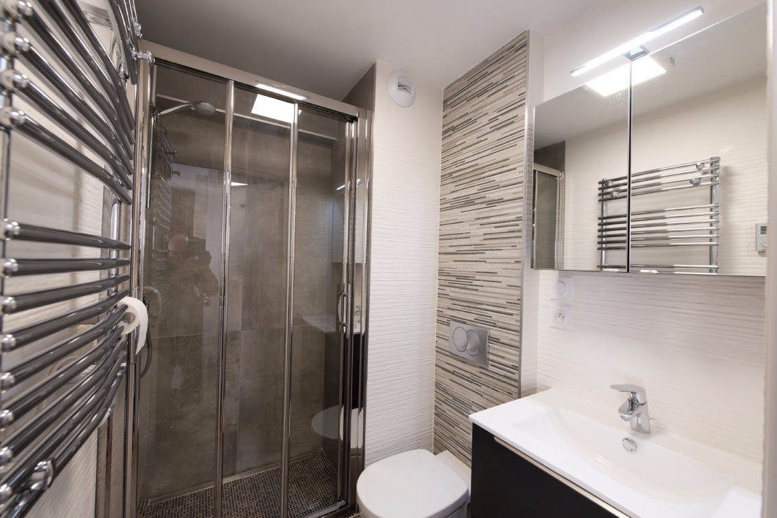 salle d'eau du studio côté Saône