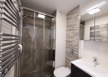 salle d'eau du studio côté Saône