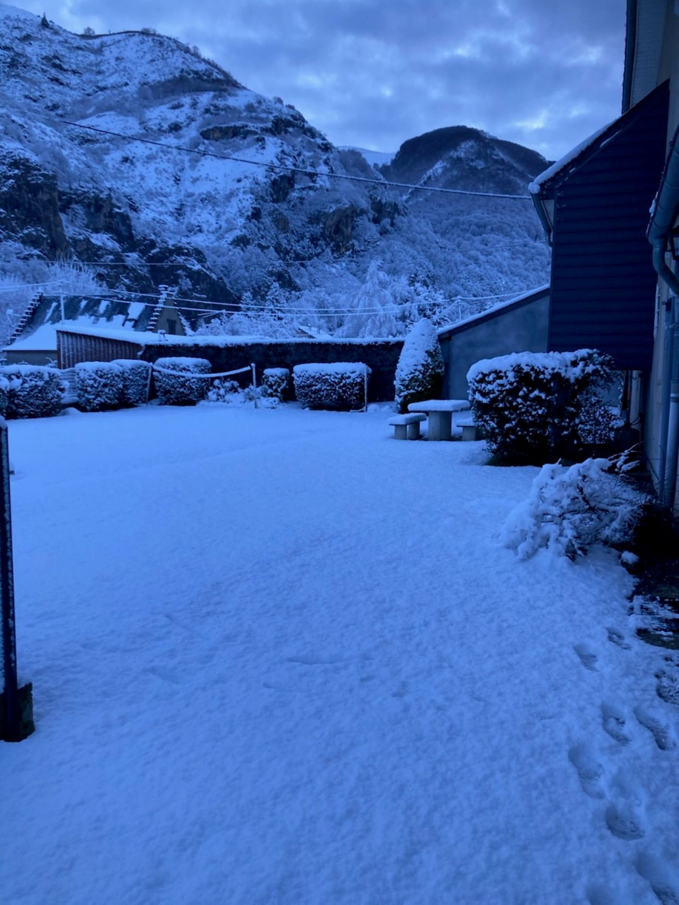 The snow-covered grounds of the gîte