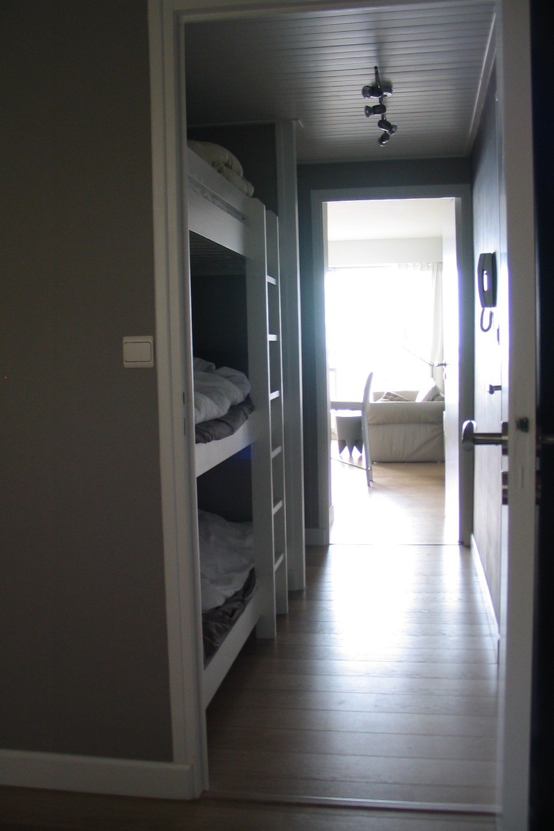 Coin cabine