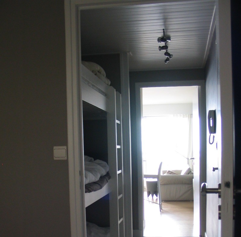 Coin cabine