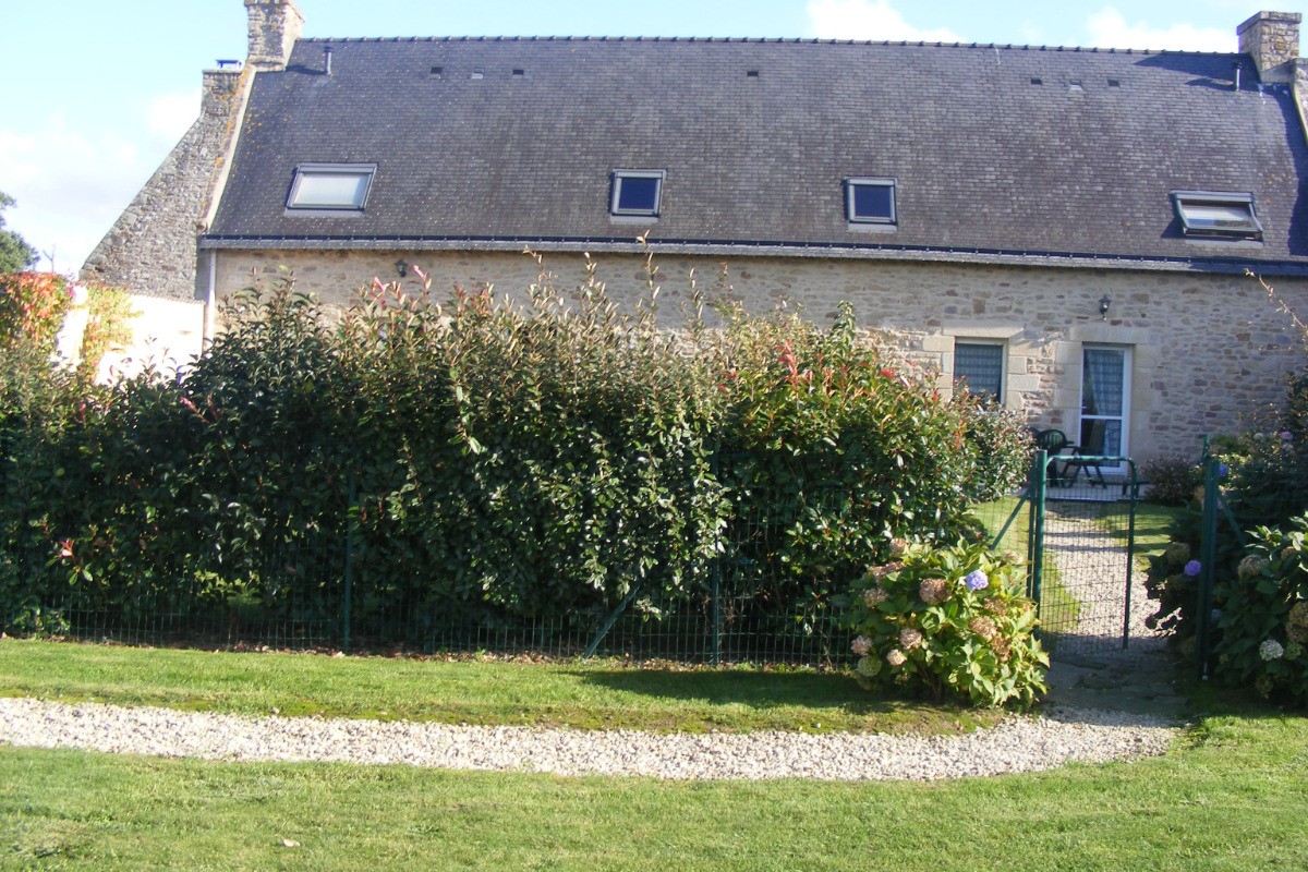 A l'arrière, entrée de votre jardin privé, totalement clos.