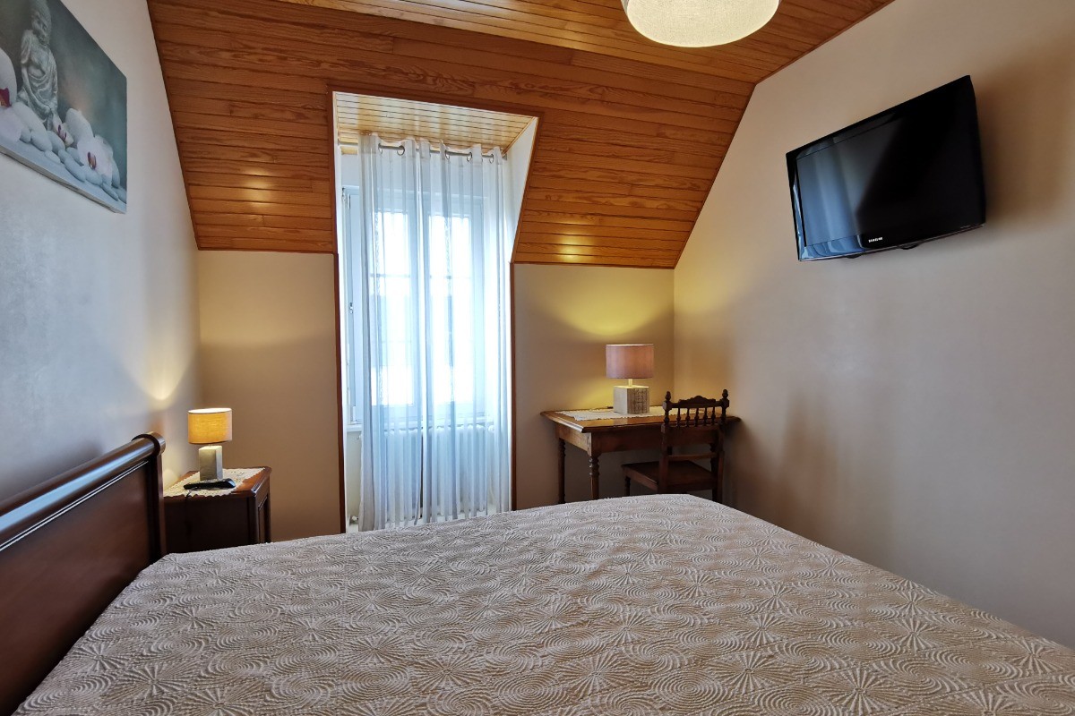 chambre 1 avec TVmural et coin bureau