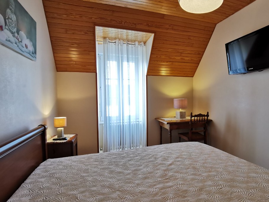 chambre 1 avec TVmural et coin bureau