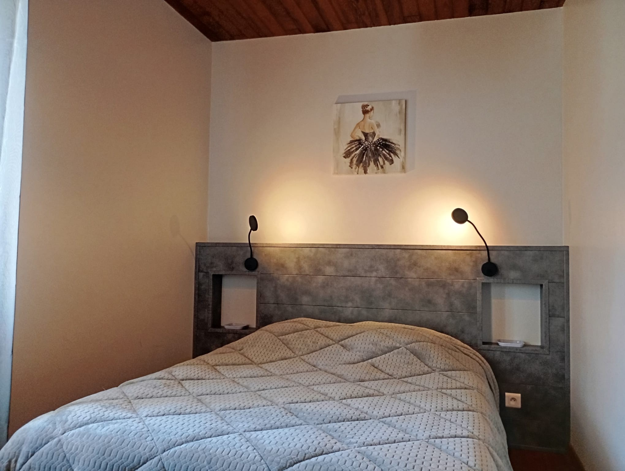 Bedroom 1 with double bed (140cm) overlooking the courtyard