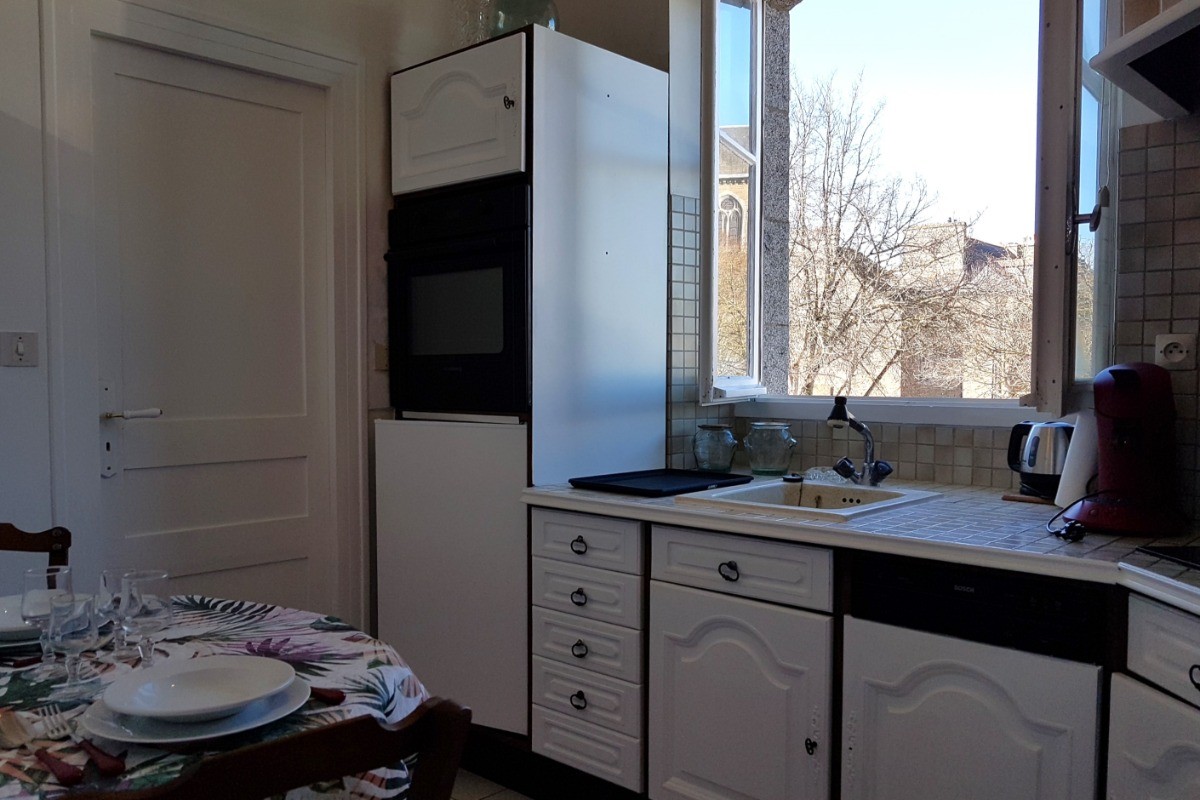 Cuisine équipée avec table pour 2 personnes (lave-vaisselle, 4 feux plaque vitrocéramique, four, micro-ondes)