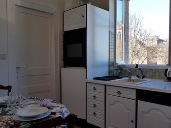 Cuisine équipée avec table pour 2 personnes (lave-vaisselle, 4 feux plaque vitrocéramique, four, micro-ondes)