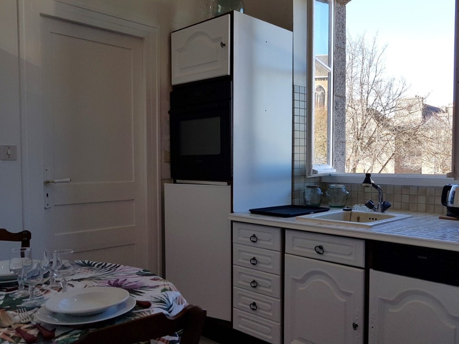 Cuisine équipée avec table pour 2 personnes (lave-vaisselle, 4 feux plaque vitrocéramique, four, micro-ondes)