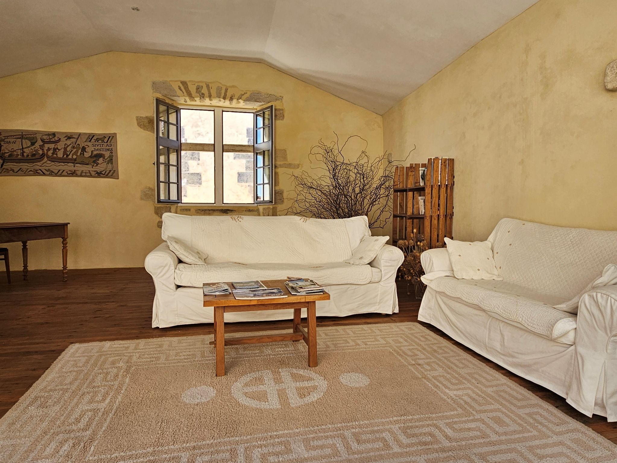 Au 1er étage le salon avec télévision et son bureau avec vue sur la terrasse privée de 30 m², à Bazas en Gironde