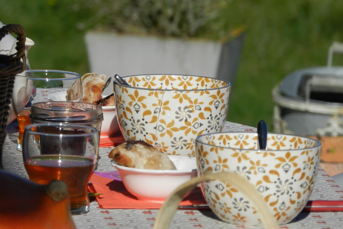 A la campagne les petits déjeuners se prennent en terrasse