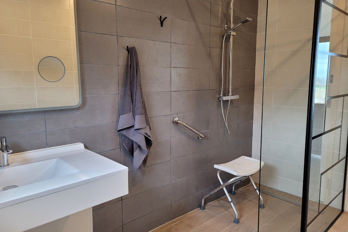 Salle d'eau et sa douche a l'italienne