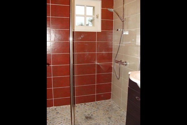 Salle d'eau avec douche à l'italienne