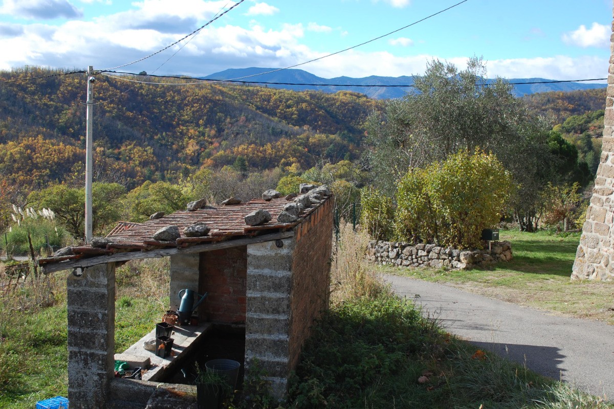lavoir du village/maison de caractère/chemin de randonnée
