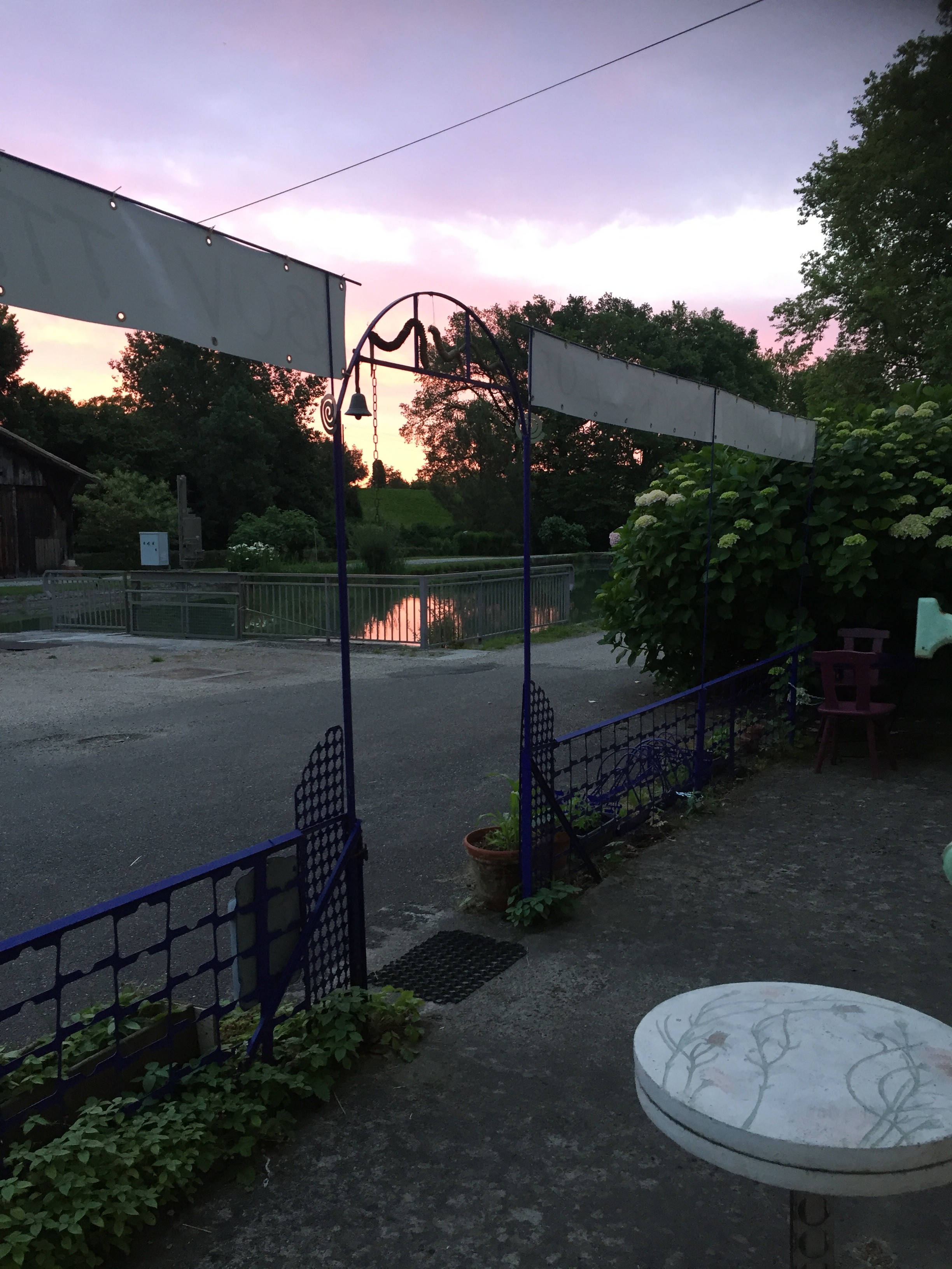 La terrasse coté canal