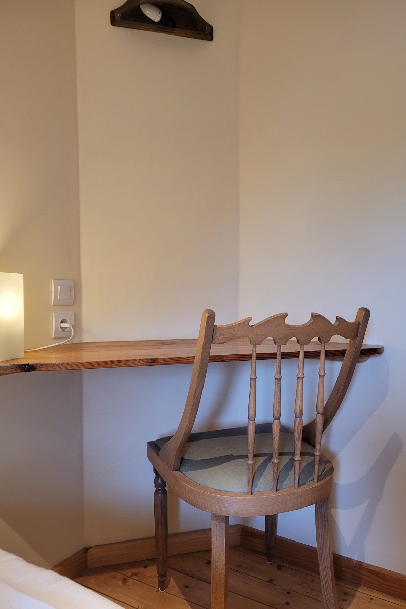 LE GOASTER-HENRY, gîte de Kerloury, Clévacances, grande capacité, 2ème étage, chambre milieu de couloir, deux lits simples et espace bureaux