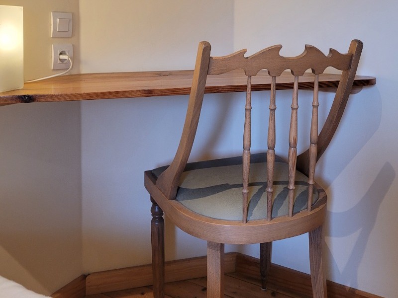 LE GOASTER-HENRY, gîte de Kerloury, Clévacances, grande capacité, 2ème étage, chambre milieu de couloir, deux lits simples et espace bureaux