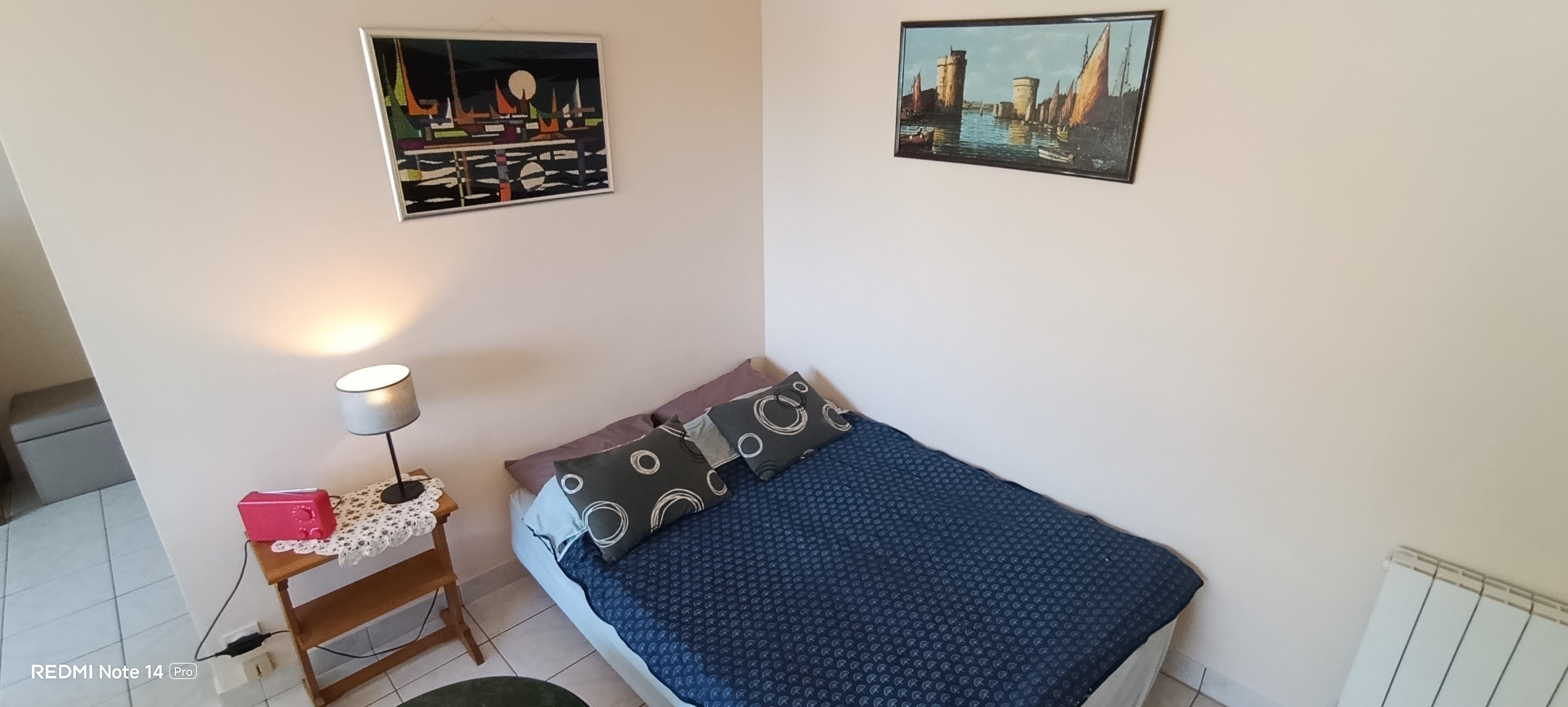 A 140 x 190 cm sofa bed in the living room, separated by a half-partition.