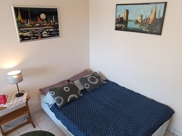 A 140 x 190 cm sofa bed in the living room, separated by a half-partition.