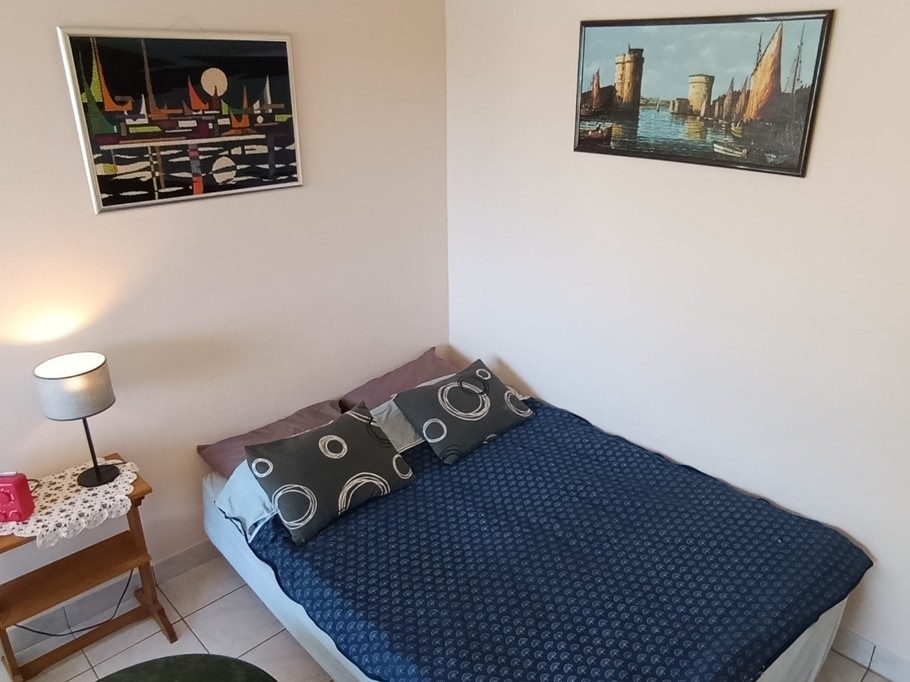 A 140 x 190 cm sofa bed in the living room, separated by a half-partition.