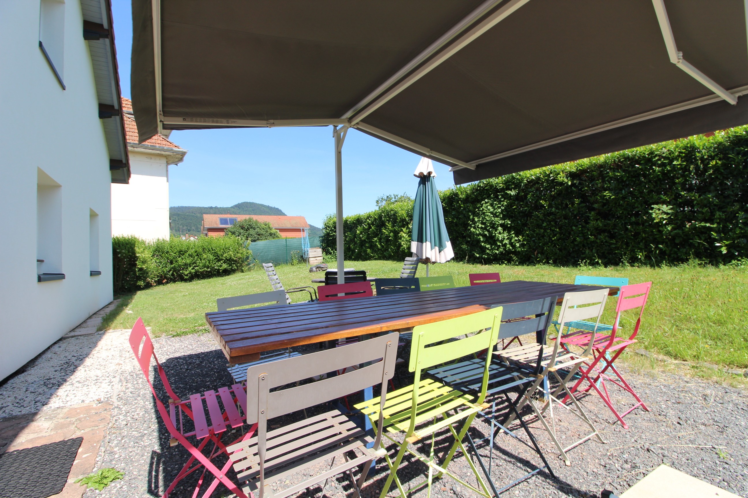 Terrasse - Gîte de groupe Le Clos du Sapin Bleu à Saint-Dié-des-Vosges, Nature&Convivialité