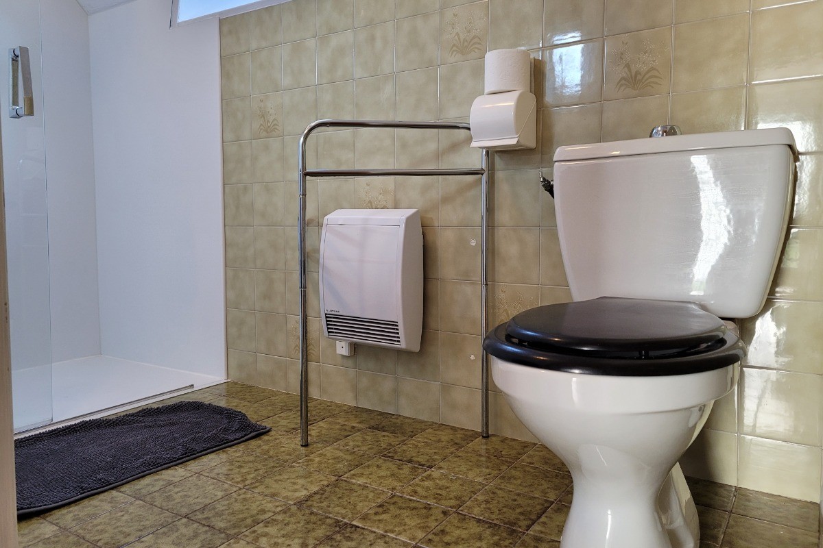 Le Coz, location, Pointe de la Tour, Plouha, Clévacances, la salle d'eau de l'étage avec douche et WC