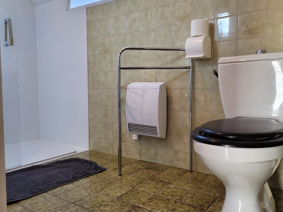 Le Coz, location, Pointe de la Tour, Plouha, Clévacances, la salle d'eau de l'étage avec douche et WC