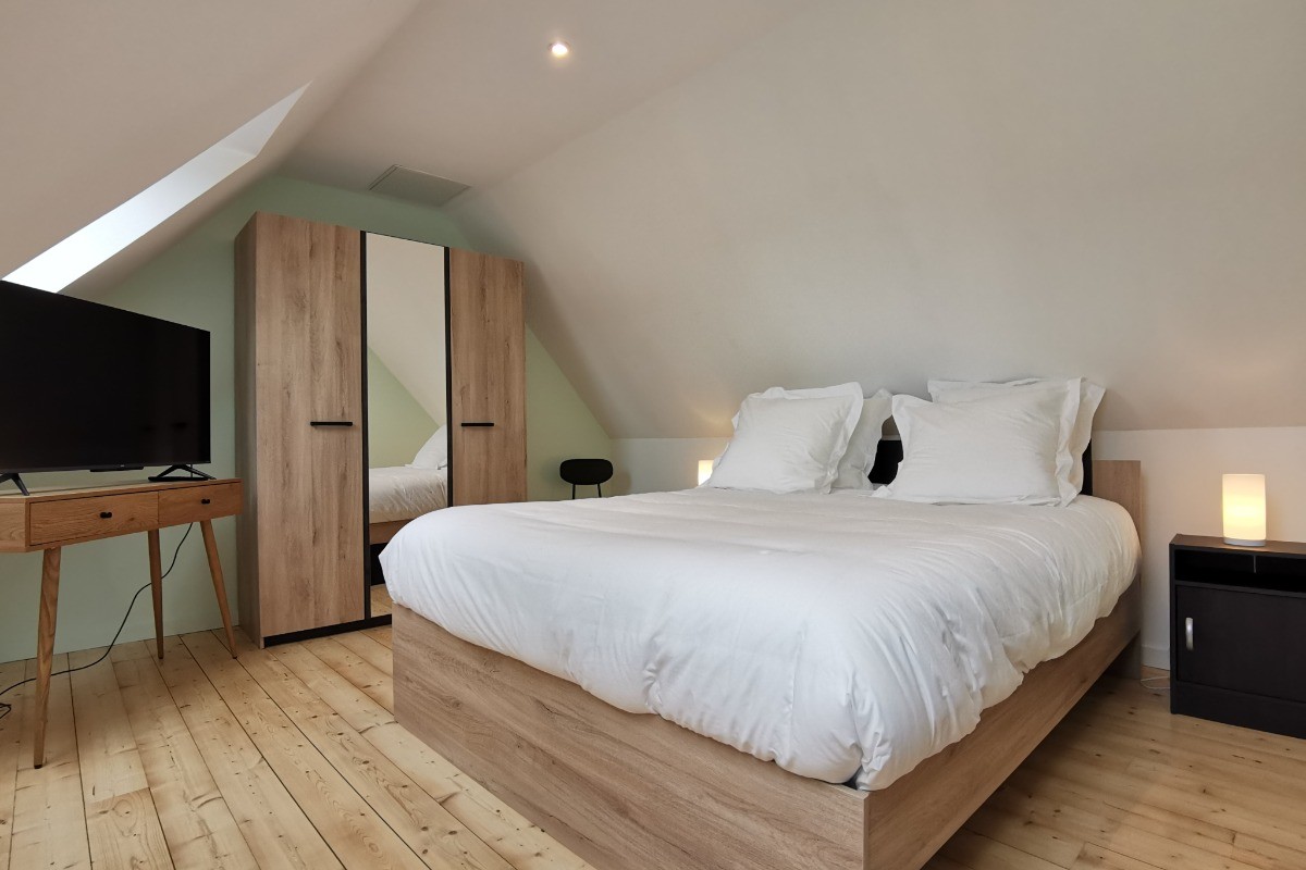 Etage: chambre 1 avec lit de 160 + TV