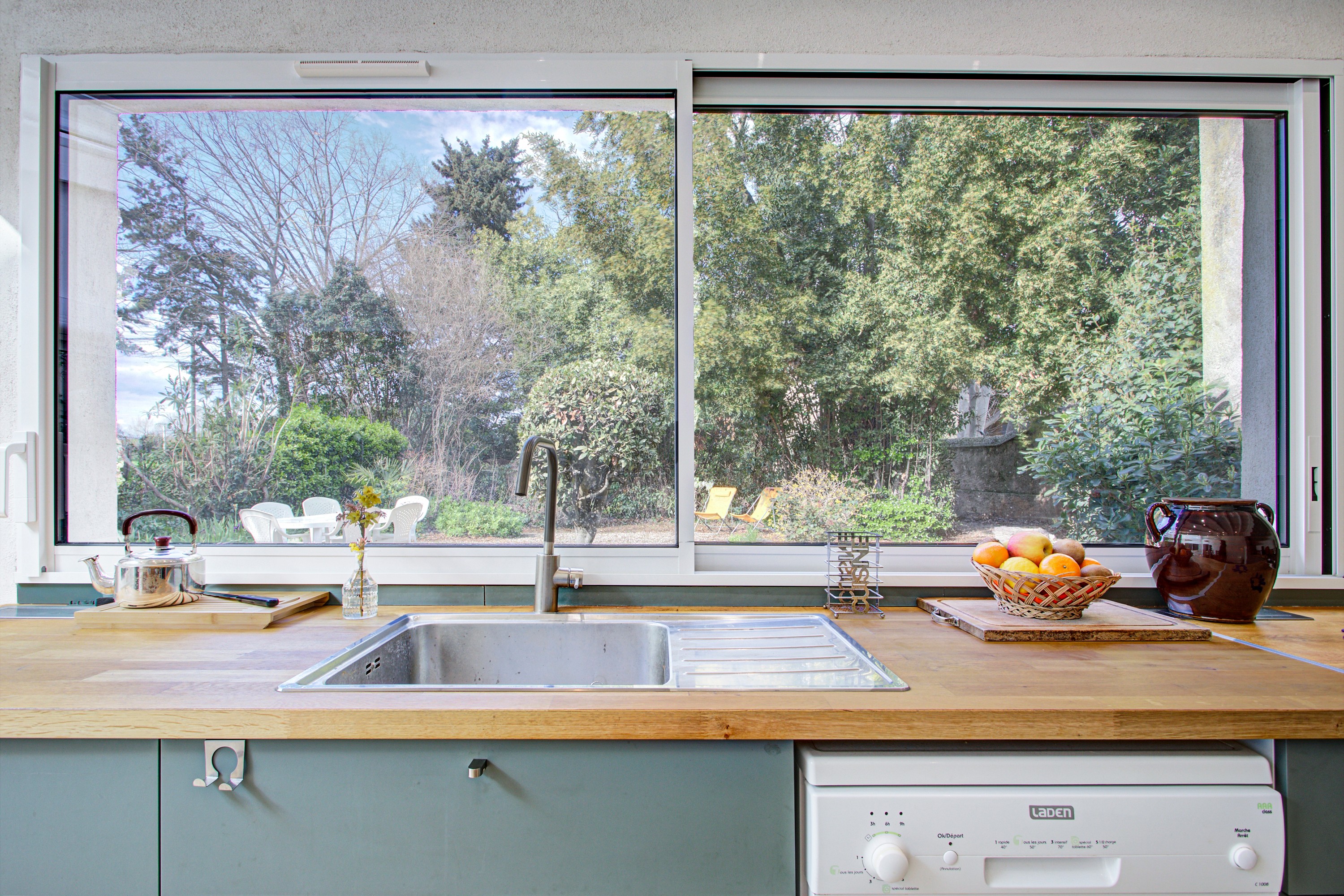 la cuisine vu sur le jardin