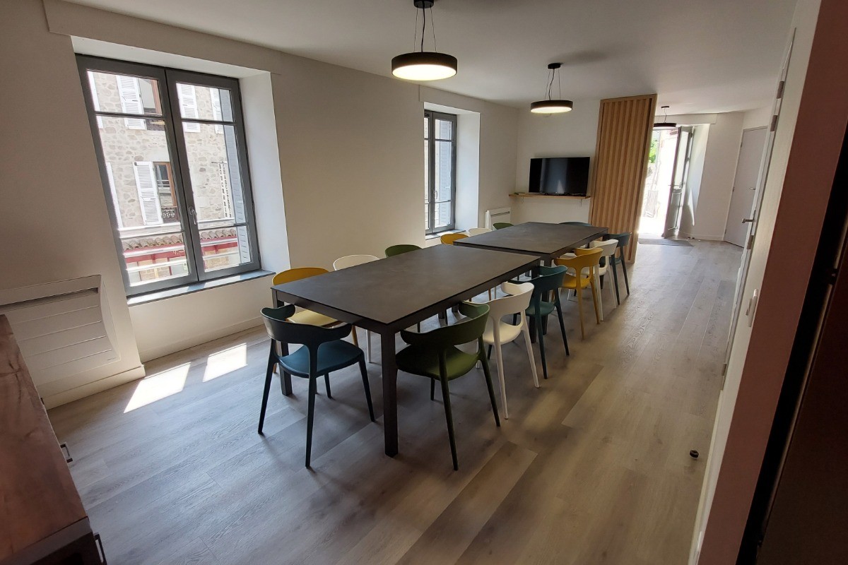 Salle à manger avec TV connectée
