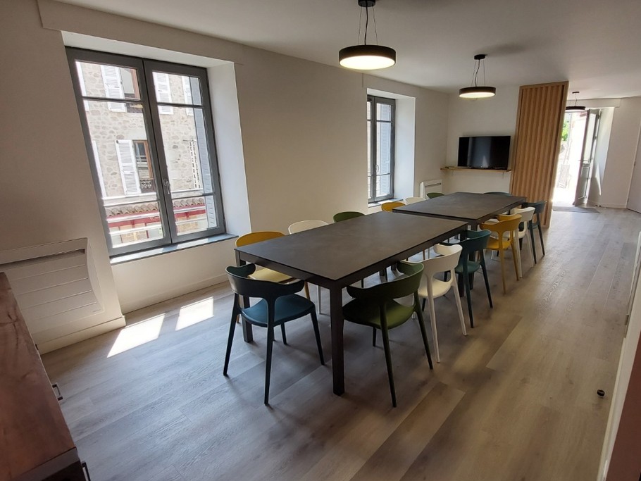 Salle à manger avec TV connectée