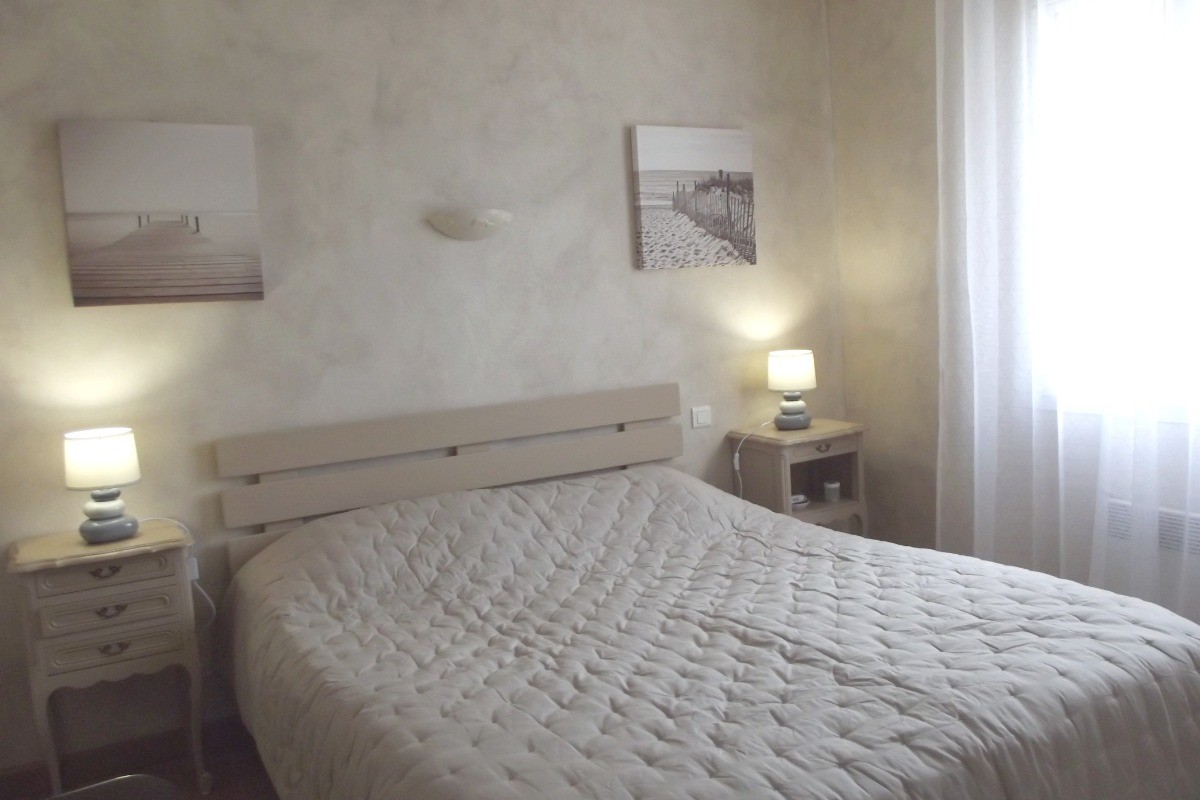 Chambre 1 : 1 lit de 160 avec 2 lits de 80 électrique