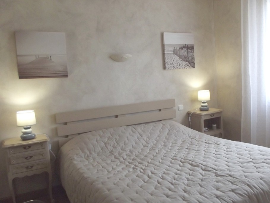 Chambre 1 : 1 lit de 160 avec 2 lits de 80 électrique