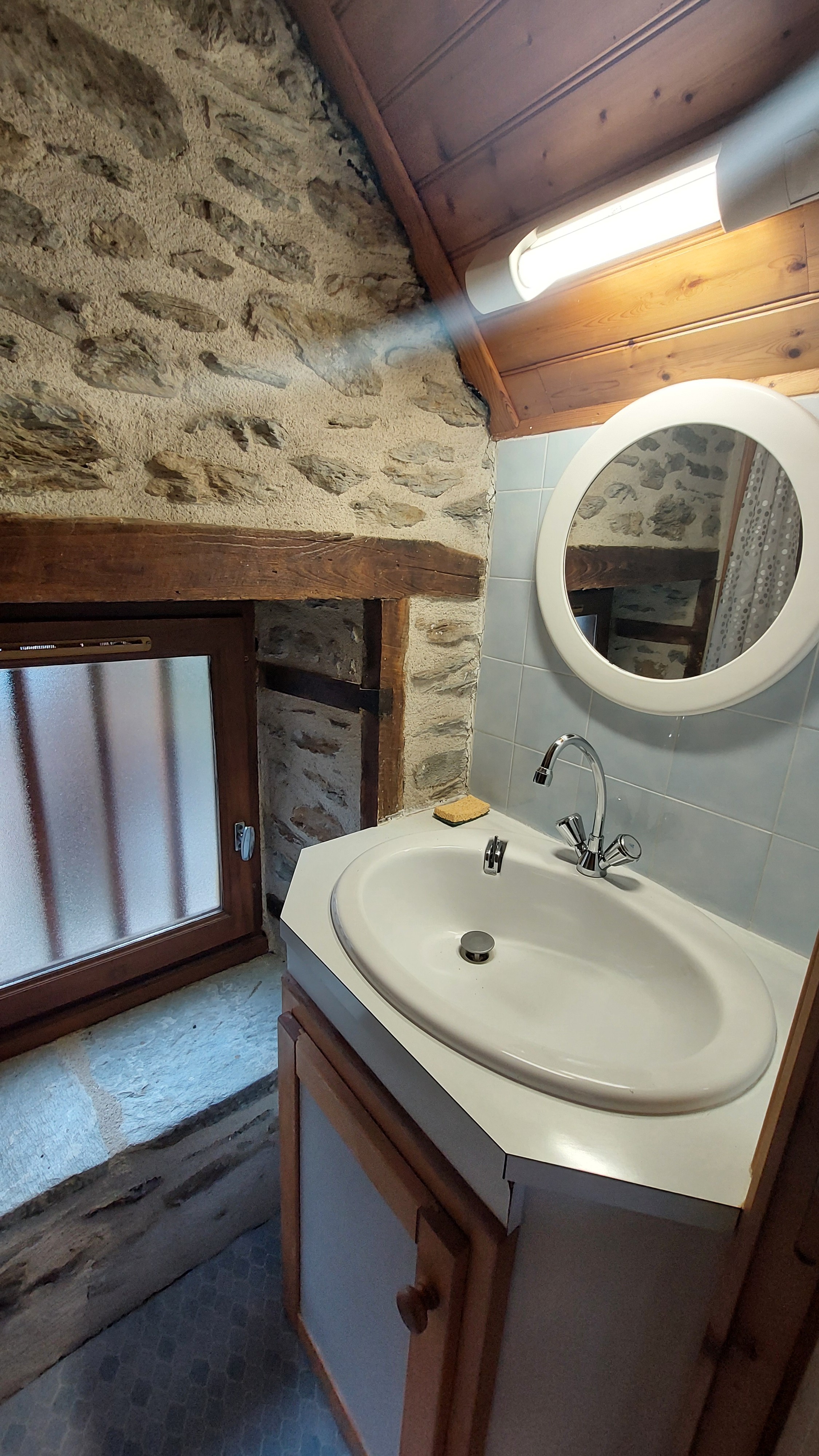 Cabinet de toilette dans la chambre avec lavabo et petite baignoire