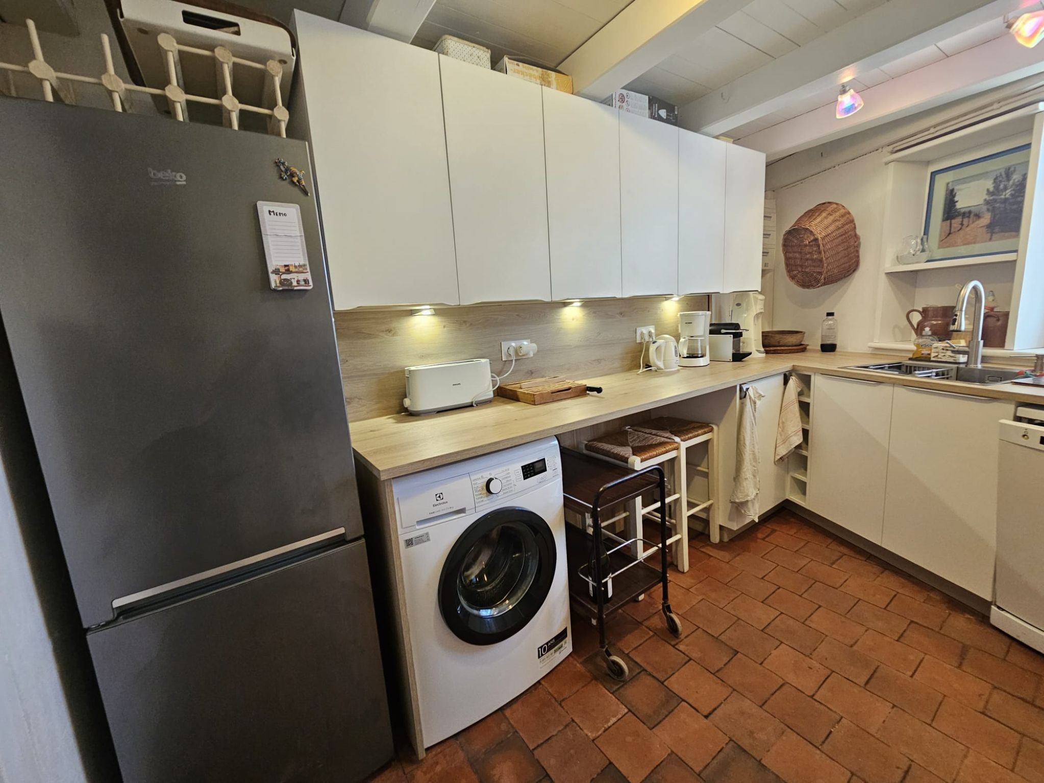 Dans la maison des Portes en Ré, la cuisine aménagée avec réfrigérateur-congélateur, four électrique, Micro ondes, Nespresso, bouilloire, lave-vaisselle et Lave linge.