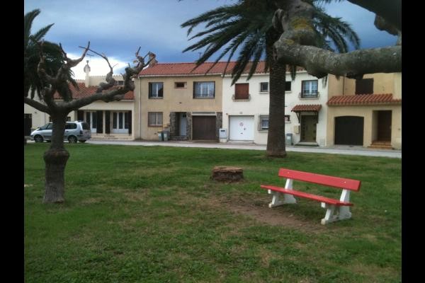 place arborée devant la maison