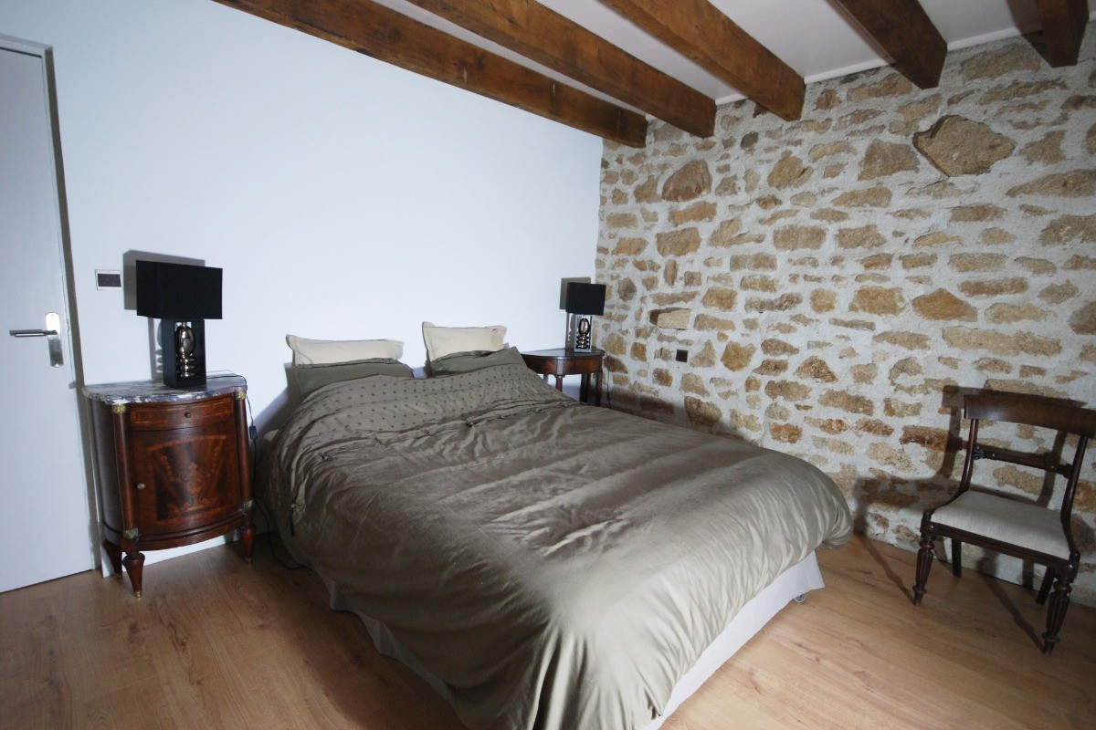 Chambre 2 personnes lit king size Gîte LE BEAUMONT DU LAC Longère 150m² Clévacances Beaumont du Lac 87120
