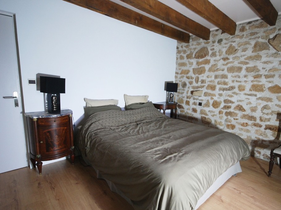 Chambre 2 personnes lit king size Gîte LE BEAUMONT DU LAC Longère 150m² Clévacances Beaumont du Lac 87120