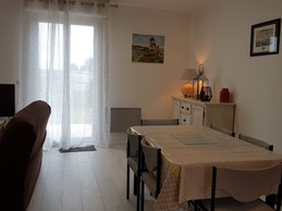 L'espace repas et l'accès à la terrasse  - Gîte de la Baie