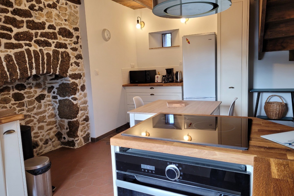 Location de vacances, Clévacances, Kerkohann, pièce à vivre au RDC avec espace cuisine