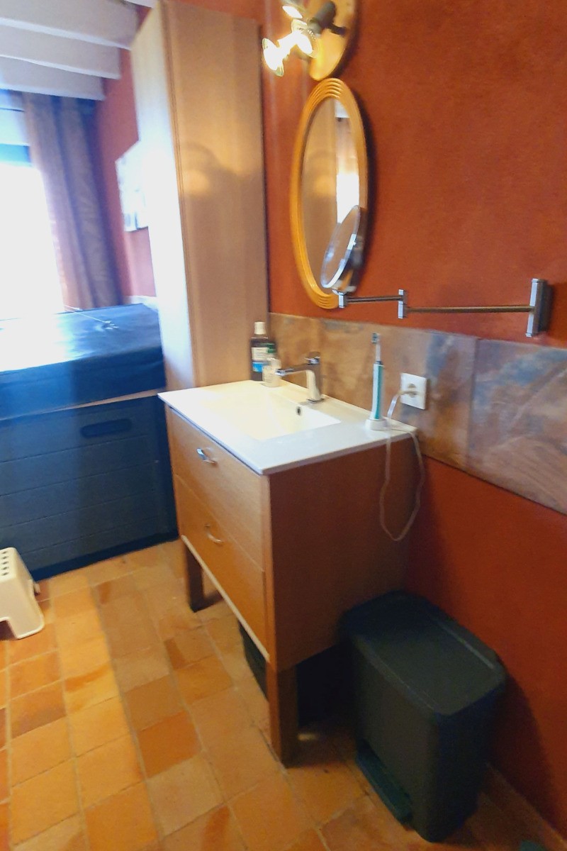 Espace bien etre et salle d'eau contiguës à chambre est