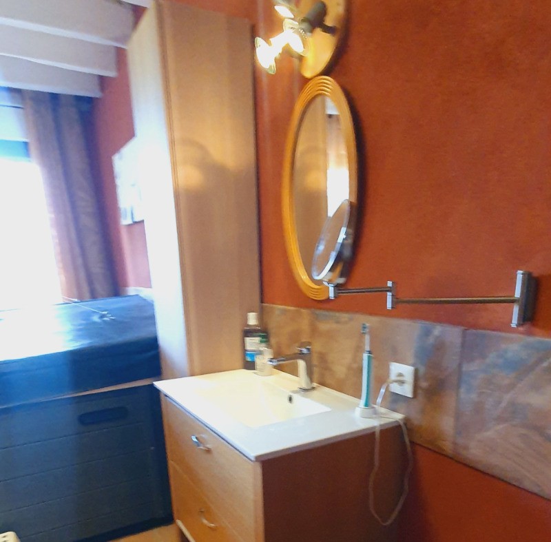 Espace bien etre et salle d'eau contiguës à chambre est