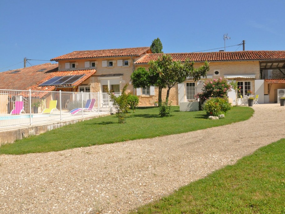 Chez Bariot, Gite La Grange Chez Bariot pour 10 personnes avec piscine et jacuzzi intérieur en Charente