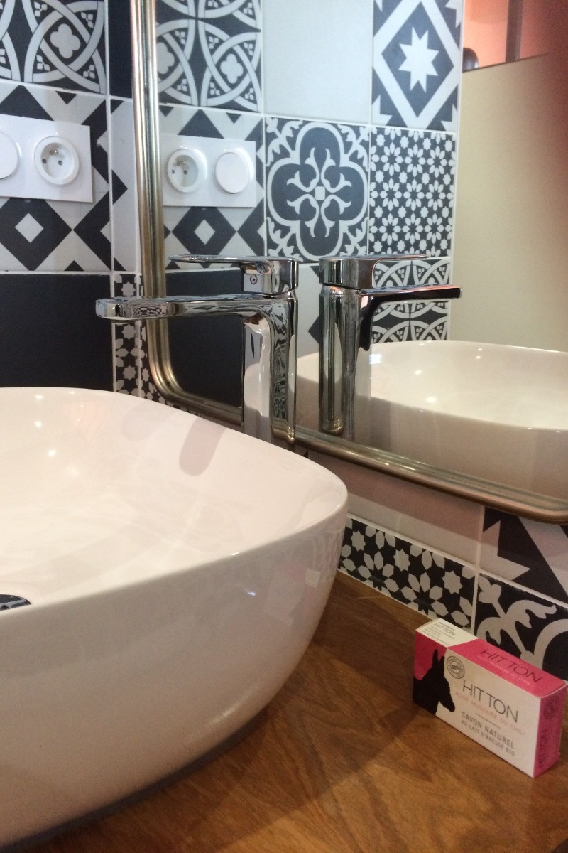 Côté terrasse, détail de la salle de bain