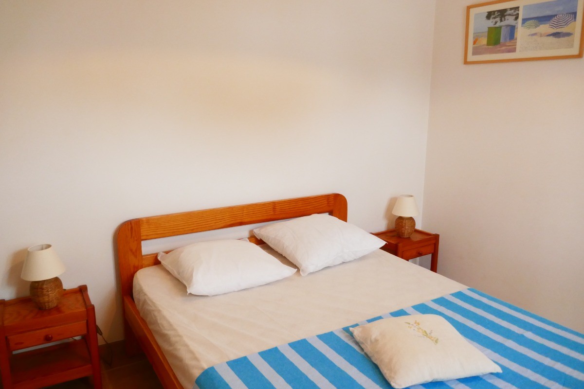 Chambre 2 avec un lit en 140