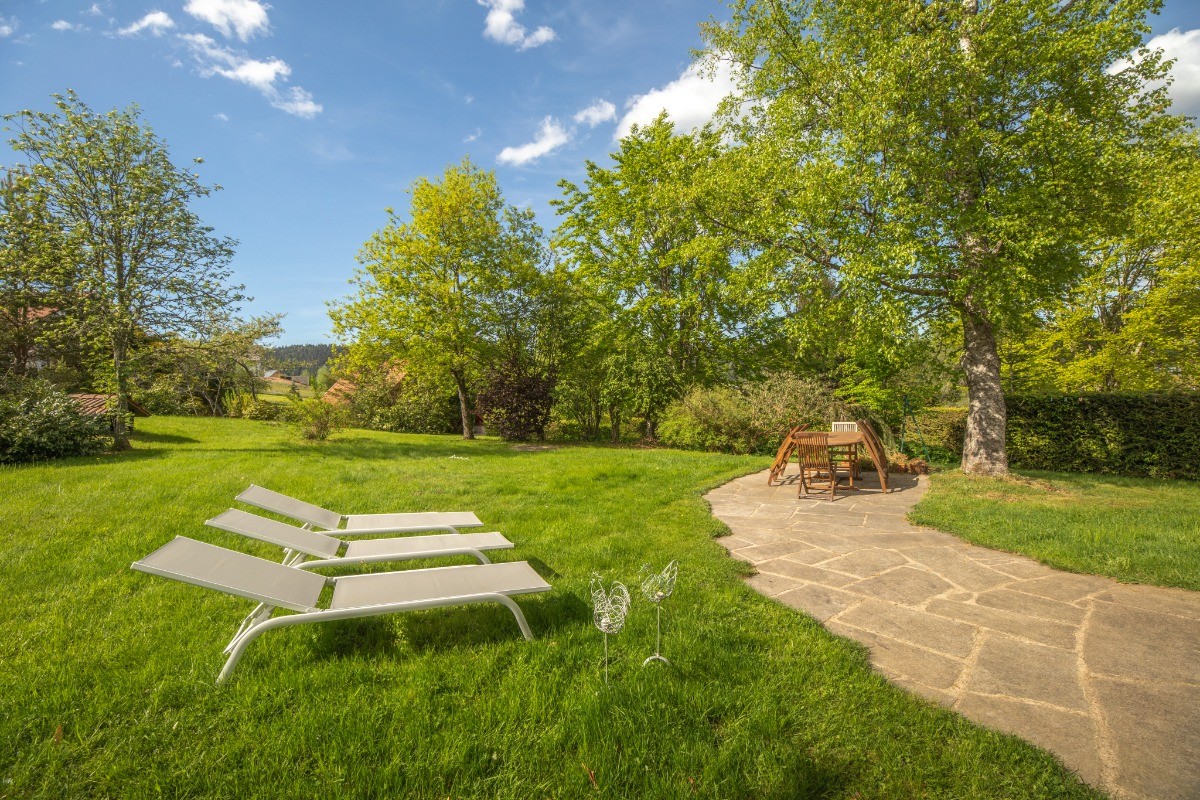 La terrasse et le jardin vous attendent..