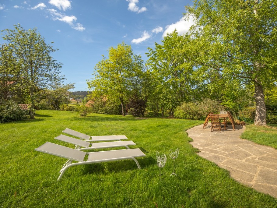 La terrasse et le jardin vous attendent..