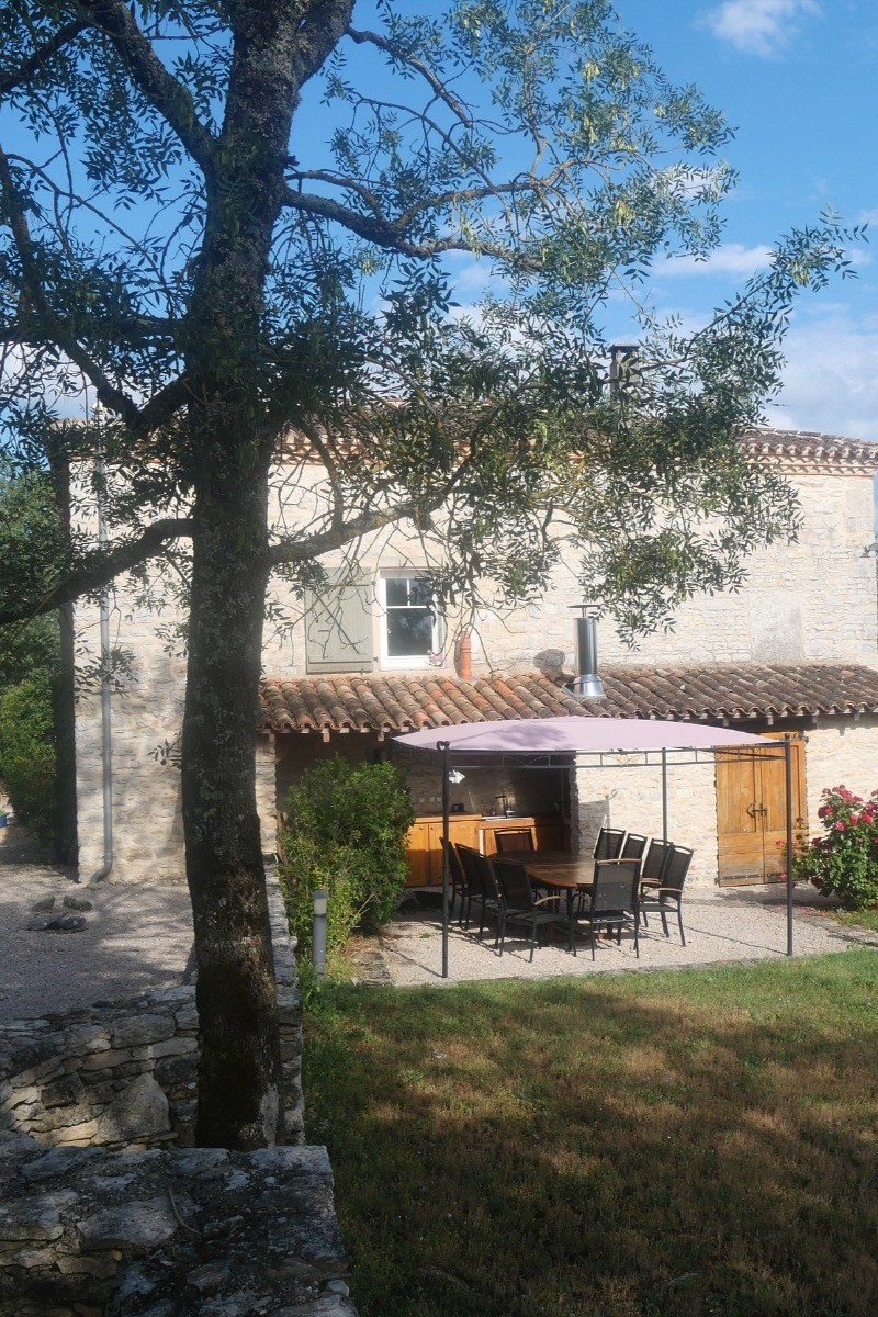 Cuisine extérieure maison Barbecue, évier, LV, frigo, vaisselle
